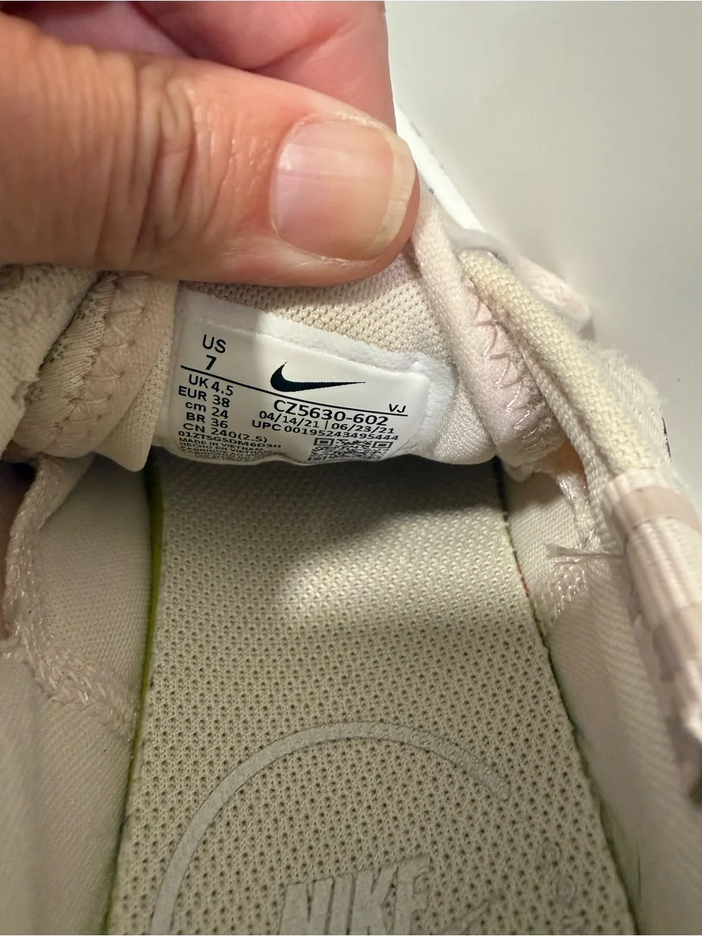 Nike Reposto pink sneaker Women’s Size 7